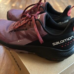 Salomon hiking shoes size 8